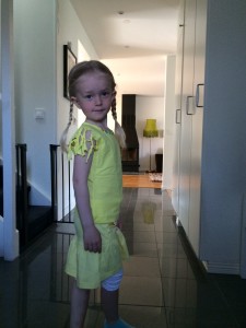 Matilda på väg till gympa