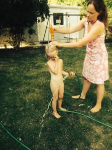 matilda duschar i trädgården