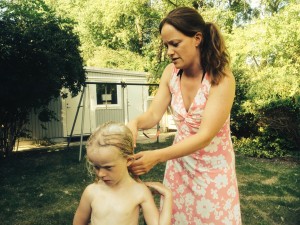 matilda duschar i trädgården2