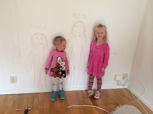 matilda och ellinor ritat på väggen
